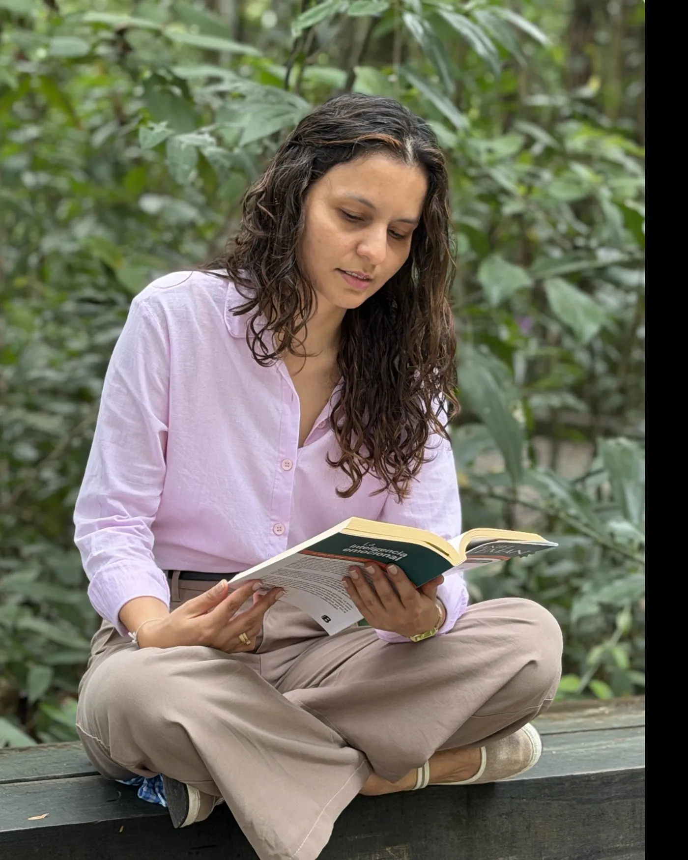 Lina García leyendo, sentada al aire libre